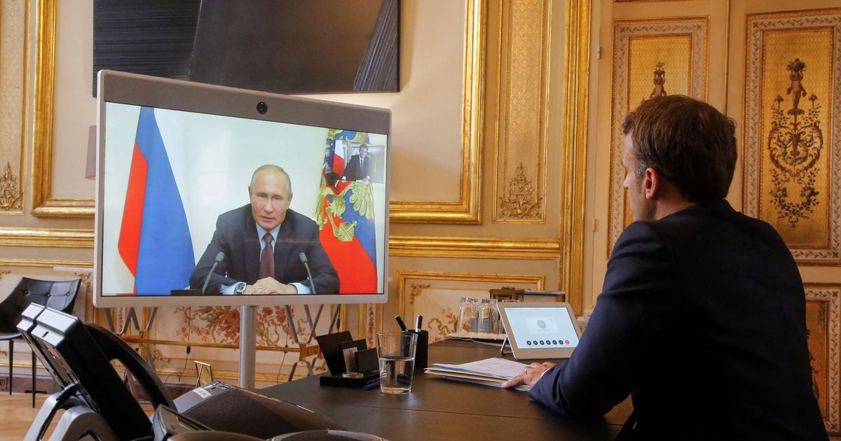 Emmanuel Macron échange avec Vladimir Poutine en juin 2022.