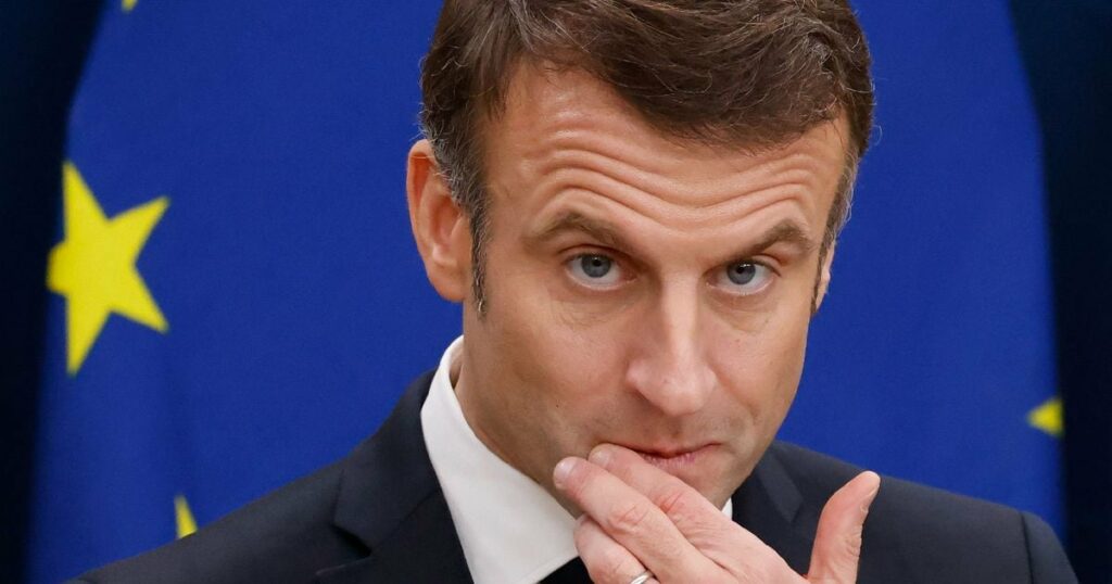 Le président Emmanuel Macron devant un drapeau de l'UE lors d'une conférence de presse à Stockholm, le 30 janvier 2024