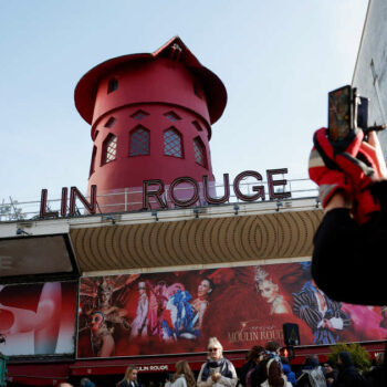 Après la chute de ses ailes, le Moulin-Rouge est “défiguré”