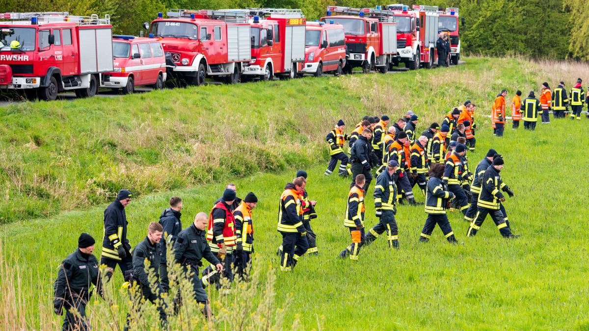 Polizei kontrolliert Schuppen, Garagen und Mülltonnen auf der Suche nach Arian