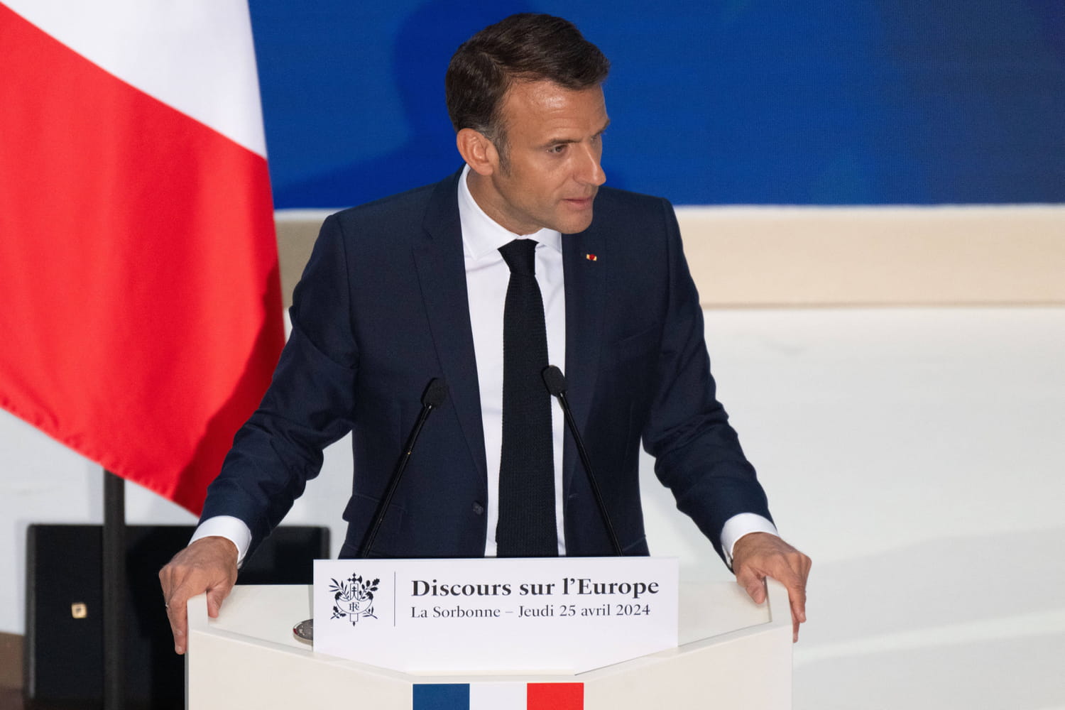 Pourquoi Emmanuel Macron assure que "l'Europe peut mourir" ?