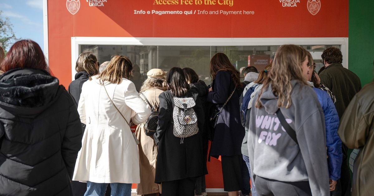 Des touristes font la queue devant la gare Santa Lucia pour acheter des billets d'entrée pour la journée, le 25 avril 2024 à Venise