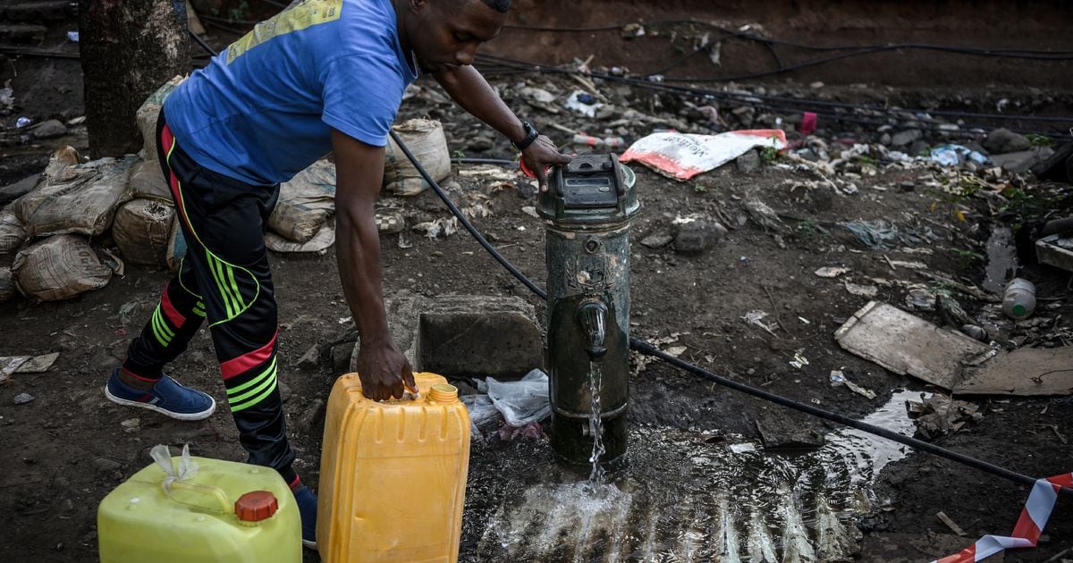 Une borne d'eau potable près du bidonville du bidonville Talus 2 à Koungou dans le nord-est de Mayotte, le 23 mai 2023