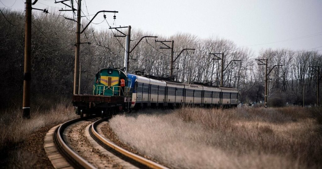 Le train effectuant la liaison Iassynouvata-Lougansk en Ukraine le 28 mars 2015