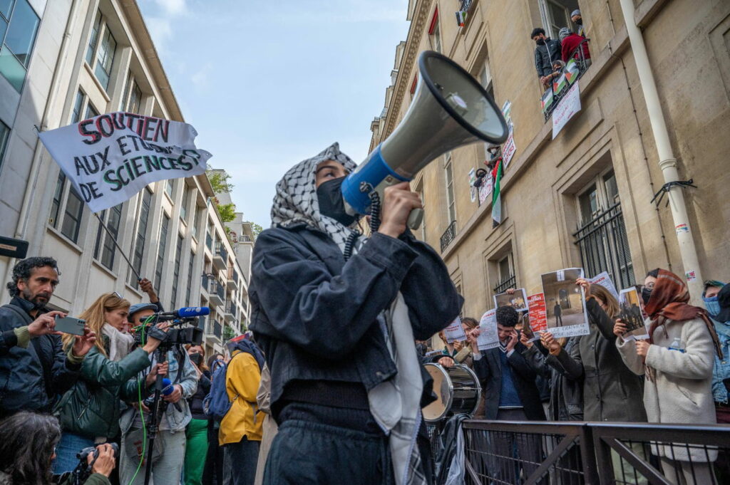 Manifestation à Sciences Po : après des tensions, de premières évacuations en cours