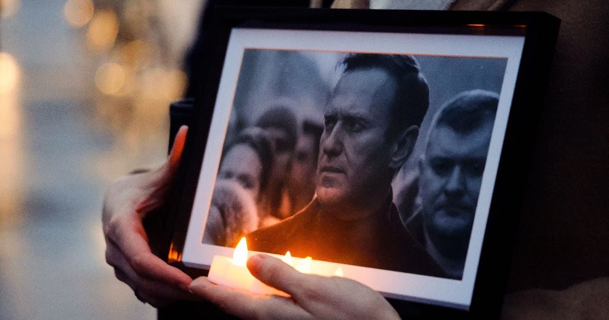 Un portrait de l'opposant russe Alexeï Navalny, mort en prison, tenu lors d'une marche pour le deuxième anniversaire de l'invasion russe en Ukraine, le 24 février 2024 à Paris