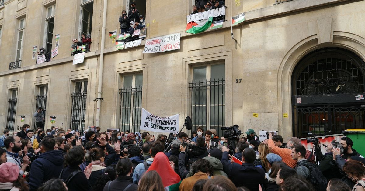 Des manifestants pro-palestiniens à Sciences Po Paris, le 26 avril 2024