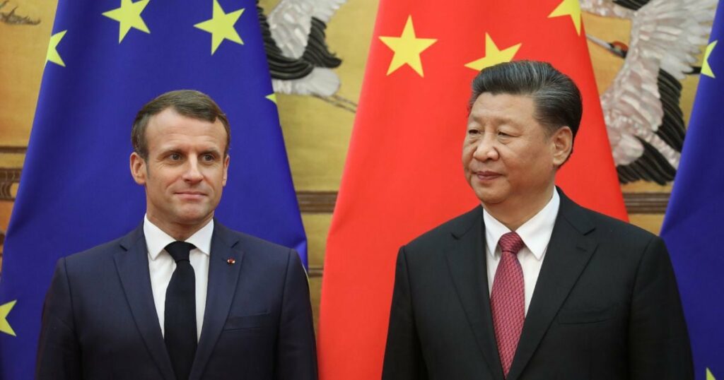 Le président français Emmanuel Macron (g) et son homologue chinois Xi Jinping, le 6 novembre 2019 à Pékin