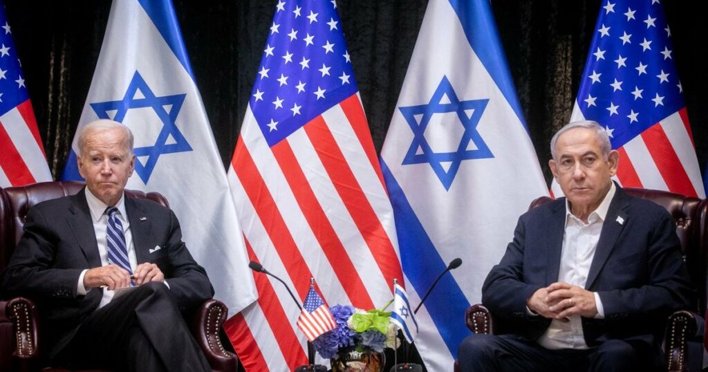 Le président américain Joe Biden et le Premier ministre israélien Benyamin Netanyahou en train de lire une déclaration à Tel Aviv le 18 octobre 2023.