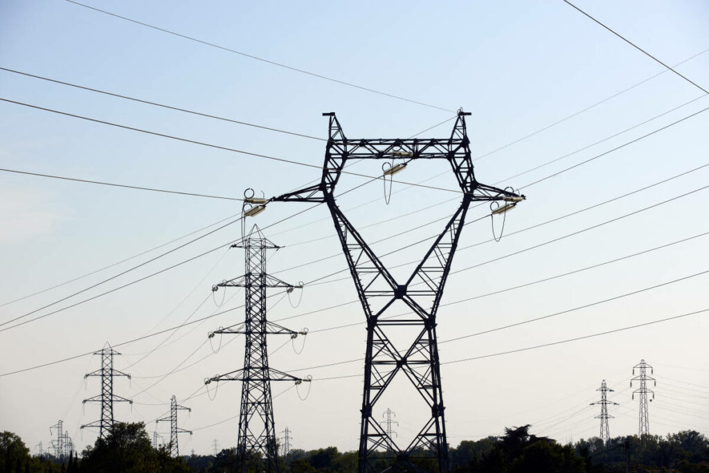 Entre la Camargue et les Alpilles, une ligne de 400 000 volts cristallise les tensions