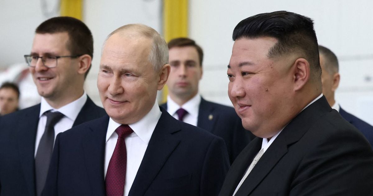 Sur cette photo de famille distribuée par l'agence Sputnik, le président russe Vladimir Poutine (à gauche) et le dirigeant nord-coréen Kim Jong Un (à droite) visitent le cosmodrome de Vostochny, dans la région d'Amur, le 13 septembre 2023