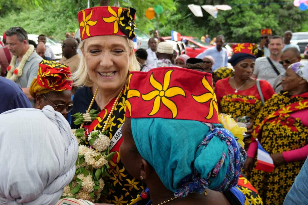 A Mayotte, Marine Le Pen accuse le gouvernement d’abandonner l’île au « chaos »