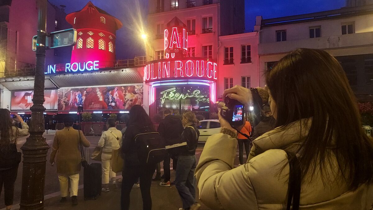 À Paris, le Moulin Rouge rouvre pour une première soirée sans ses ailes : « Comme Notre-Dame sans sa flèche »