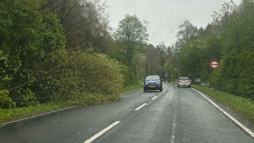 Alerte jaune: Attention aux rafales de vent, plusieurs routes sont coupées