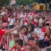 Así fue la fiesta de los aficionados del Athletic de Bilbao junto a la Giralda de Sevilla antes final de Copa