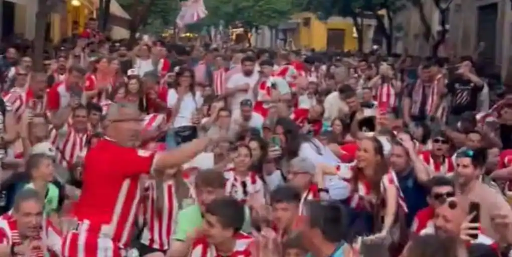 Así fue la fiesta de los aficionados del Athletic de Bilbao junto a la Giralda de Sevilla antes final de Copa