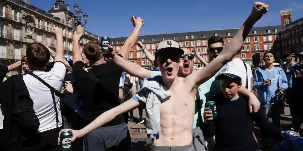 Avalancha 'hooligan' en la Plaza Mayor: «No comen, solo beben»