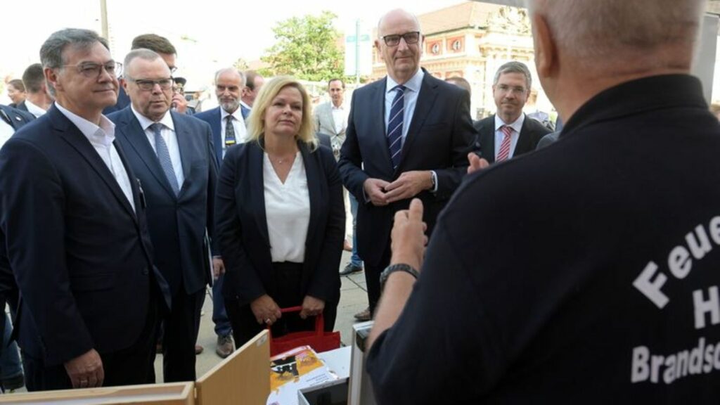 Bundesinnenministerin Nancy Faeser (l.) informiert sich am Stand der Feuerwehr Hanau während ihres Besuchs beim "Tag des Bevölke