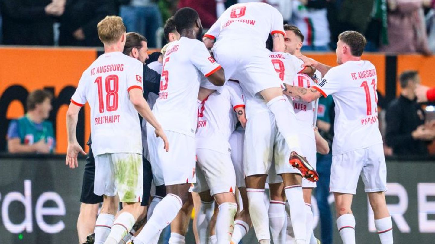 Augsburgs Sven Michel (verdeckt) jubelt nach seinem Tor zum 2:0 mit der Mannschaft. Foto: Tom Weller/dpa