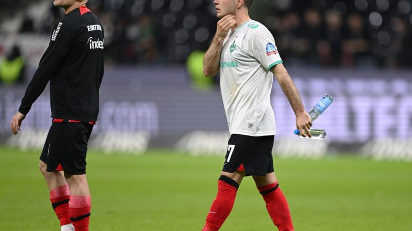 Frankfurts Mario Götze (r) geht nach Abpfiff vom Platz. Foto: Arne Dedert/dpa