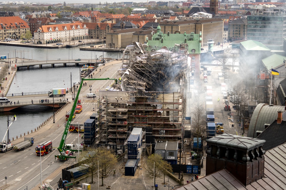 Copenhague: La façade calcinée de la vieille Bourse s'est effondrée