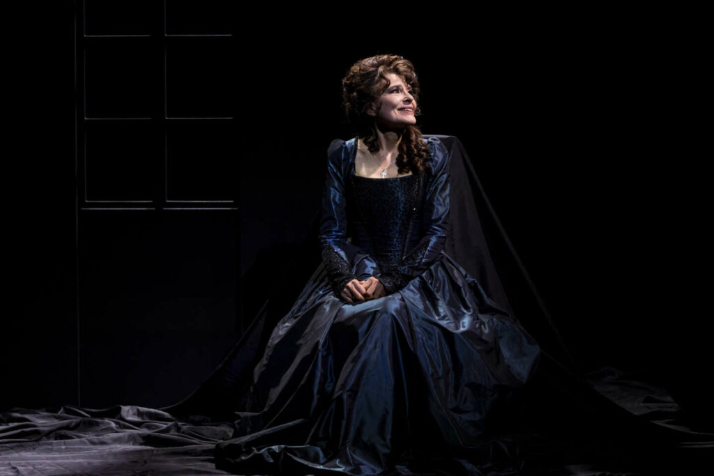 Dans « La blessure et la soif », au Studio Marigny, Fanny Ardant, gracieuse et incandescente, est emportée par les tourments de la chair