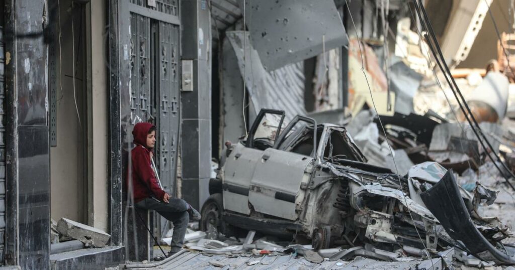 Dans les ruines des bombardements, les Gazaouis luttent pour préserver un semblant de dignité