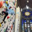 De iglesia a rocódromo: una parroquia de Bruselas se transforma en un templo para escaladores