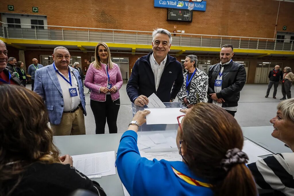 El PP cumple su objetivo de crecer, pero no logra librarse de Vox