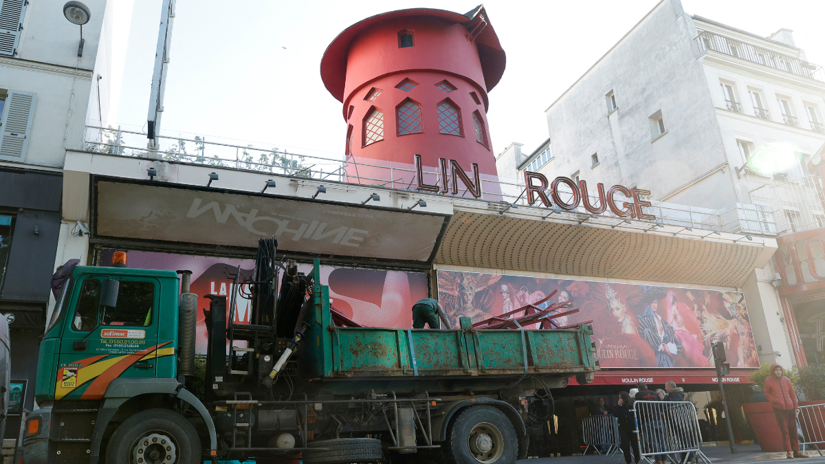 En pleine nuit, le Moulin Rouge perd ses ailes et son enseigne