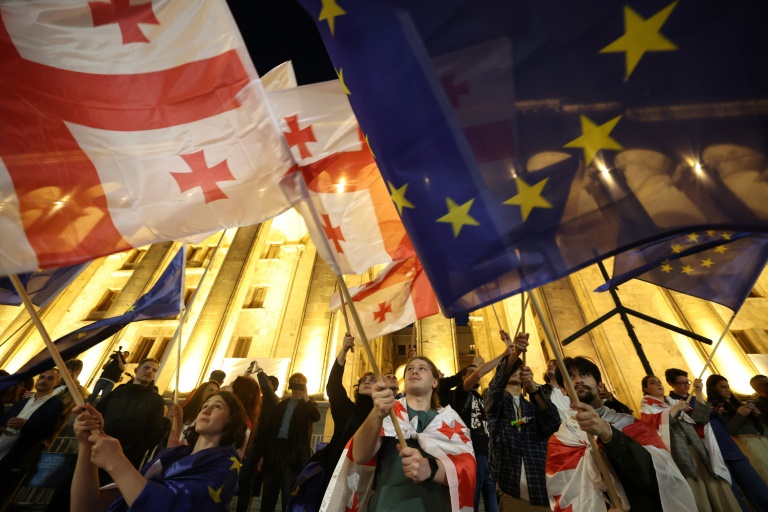 Géorgie: 20.000 manifestants après le premier vote d'une loi sur l'"influence étrangère"