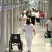 Hay 33.175 pacientes de la región en lista para una operación, con una espera media de 102 días