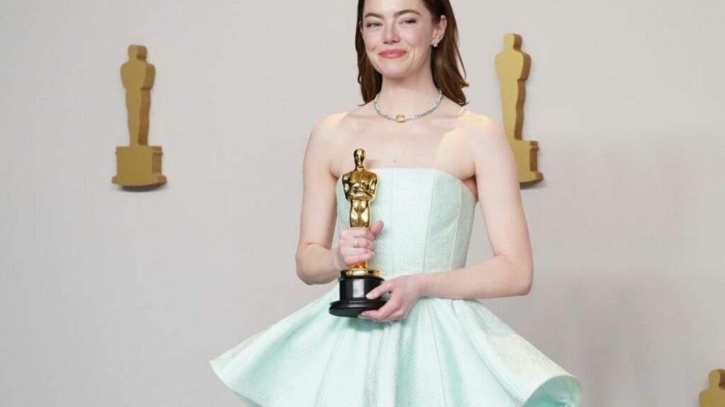 Emma Stone posiert stolz mit ihrem Preis. Foto: Jordan Strauss/Invision via AP/dpa