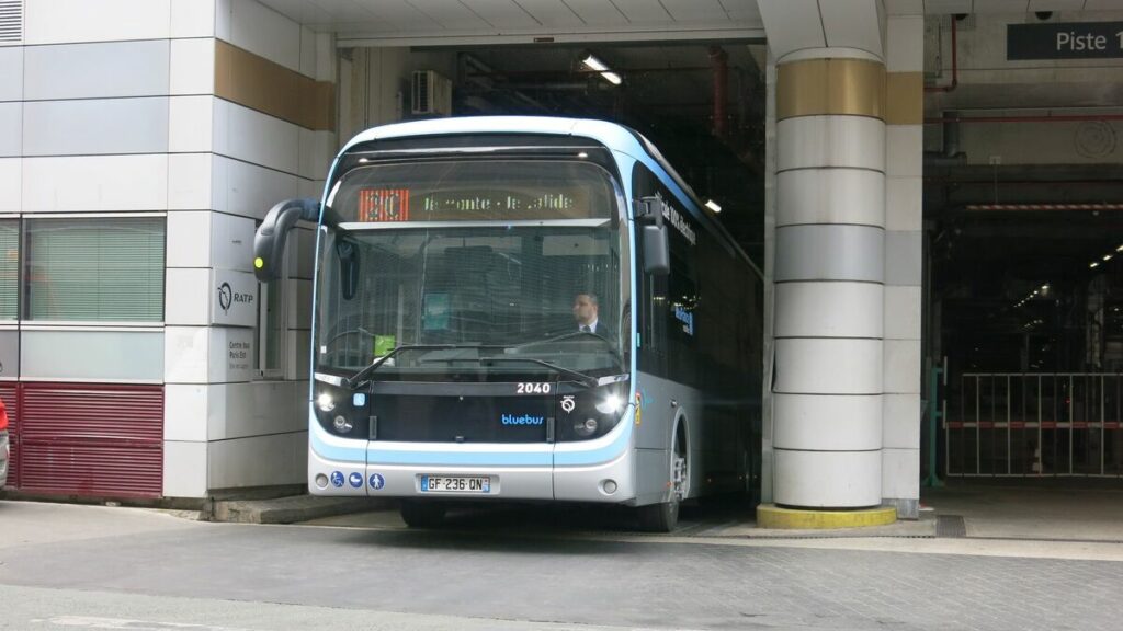 Île-de-France : deux ans après les incendies, les Bluebus reprennent du service