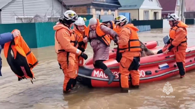 Inondations en Russie: "Situation critique" à Orsk dans l'Oural