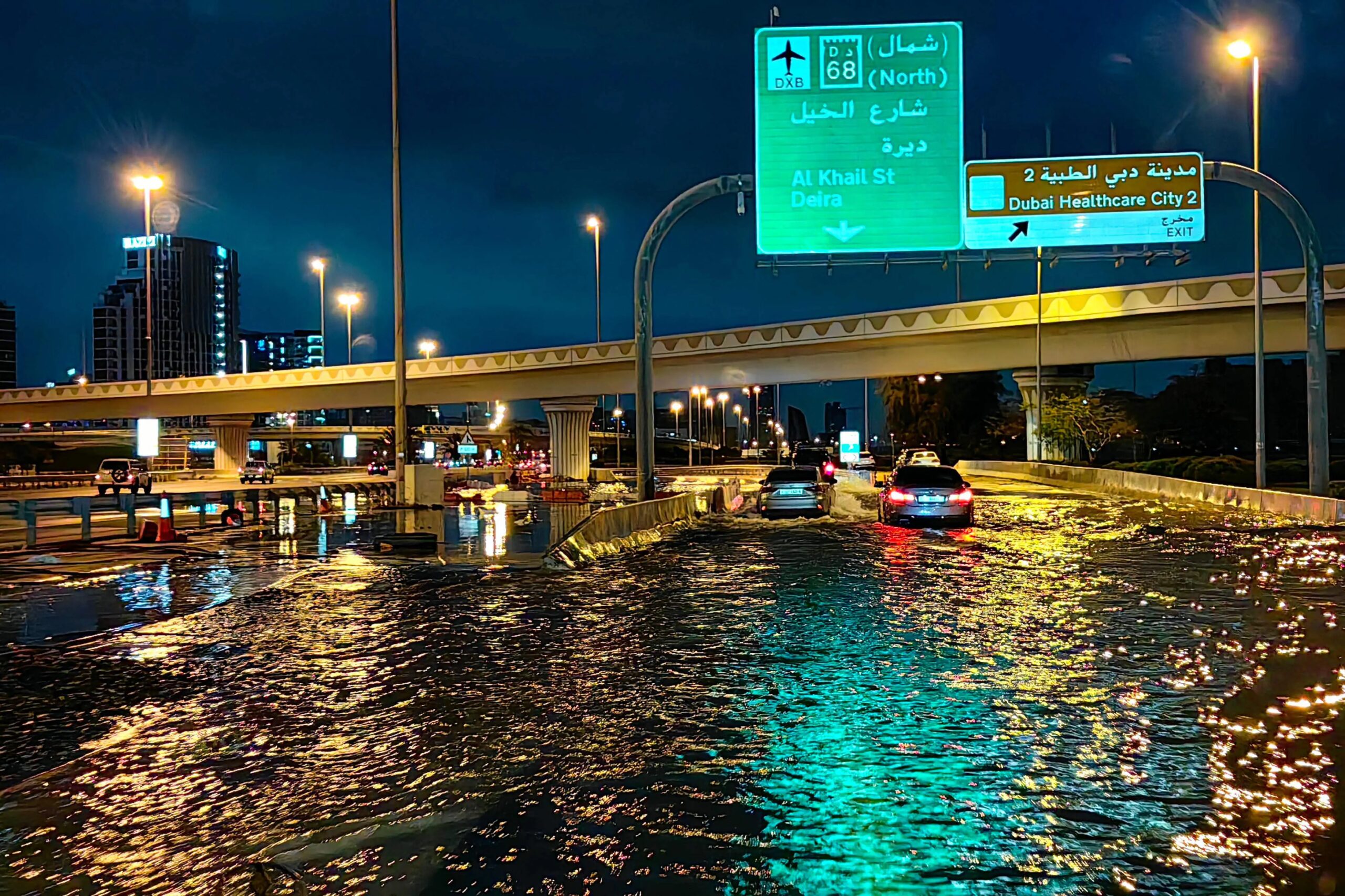 Inundación en el desierto: las históricas lluvias anegan las pistas del aeropuerto de Dubái