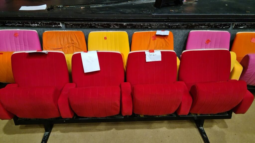 « Je voulais un bout de Vincennes » : la vente des fauteuils vintage du centre Georges-Pompidou fait un carton