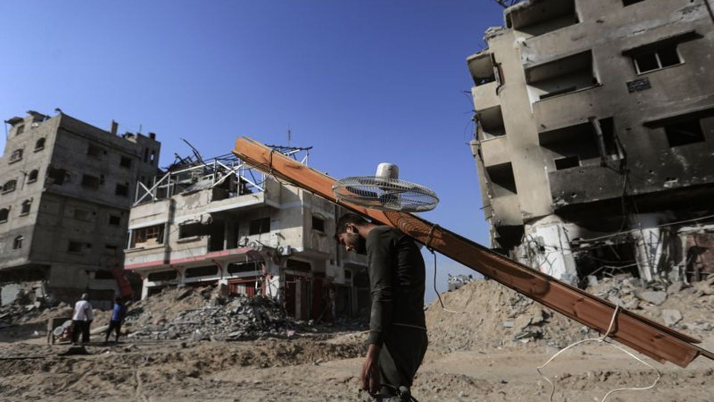 Ein Palästinenser mit seinen Habseligkeiten bei der Rückkehr nach Chan Junis. Foto: Mohammed Talatene/dpa