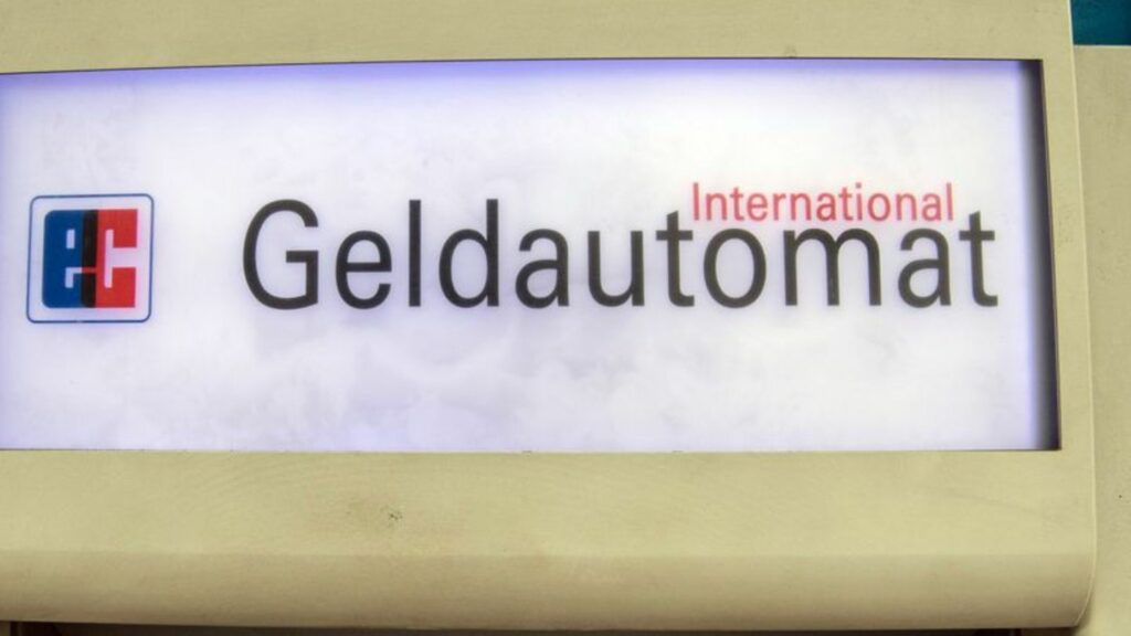 Der Schriftzug "Geldautomat" auf einem Geldautomaten. Foto: Paul Zinken/dpa-Zentralbild/ZB/Symbolbild