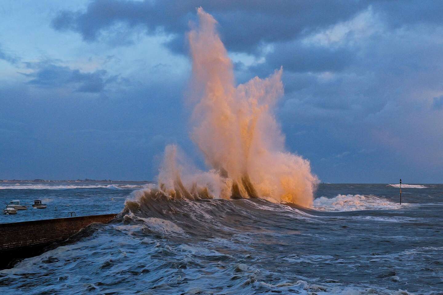 Le Finistère placé en vigilance orange pour vagues et submersion ; trois départements supplémentaires mardi