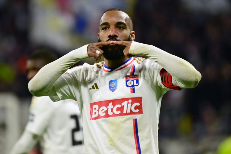 Ligue 1: Lacazette, indispensable et en sursis