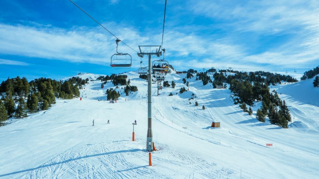 Mettre de la neige au frais pendant l'été: la solution des stations de ski contre le changement climatique