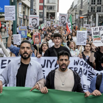 « Monsieur Macron, nous vous demandons d’agir par tous les moyens politiques et diplomatiques pour faire lever la peine de mort du rappeur Toomaj Salehi prononcée par la République islamique d’Iran »