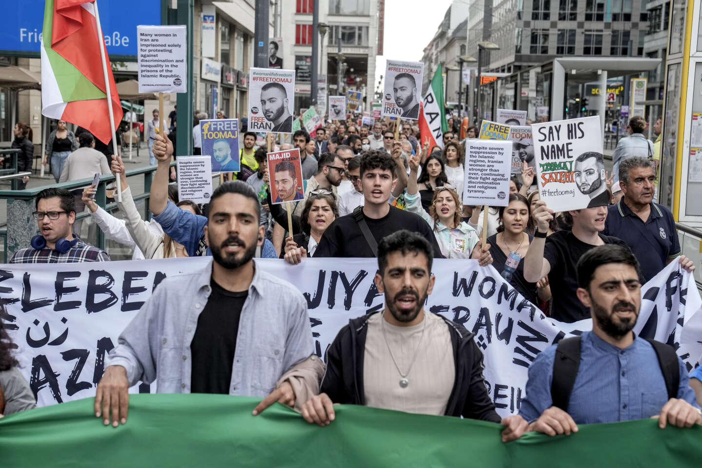 « Monsieur Macron, nous vous demandons d’agir par tous les moyens politiques et diplomatiques pour faire lever la peine de mort du rappeur Toomaj Salehi prononcée par la République islamique d’Iran »