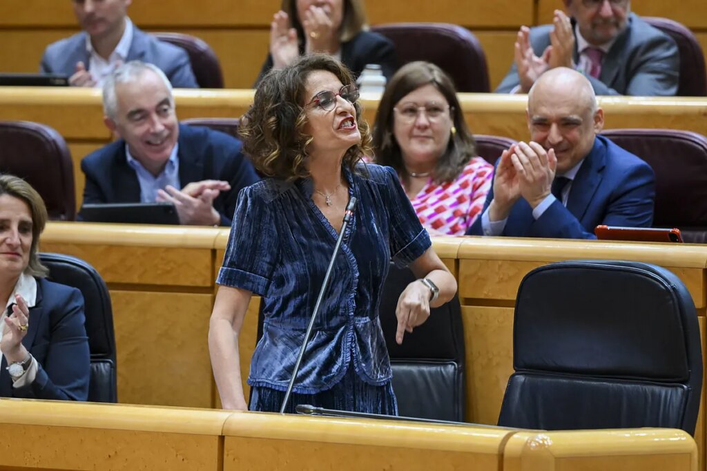 Montero dispara contra Feijóo por los contratos de la Xunta con empresas ligadas a su cuñado y su hermana