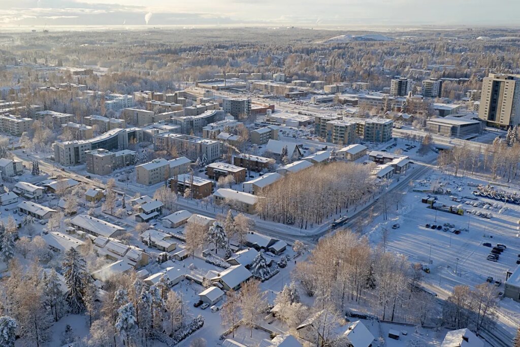 Muere un niño y dos resultan heridos en un tiroteo en un colegio de Finlandia