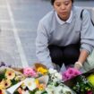 Eine Frau bringt Blumen zu einer improvisierten Gedenkstätte an der Bondi Junction. Foto: Rick Rycroft/AP/dpa