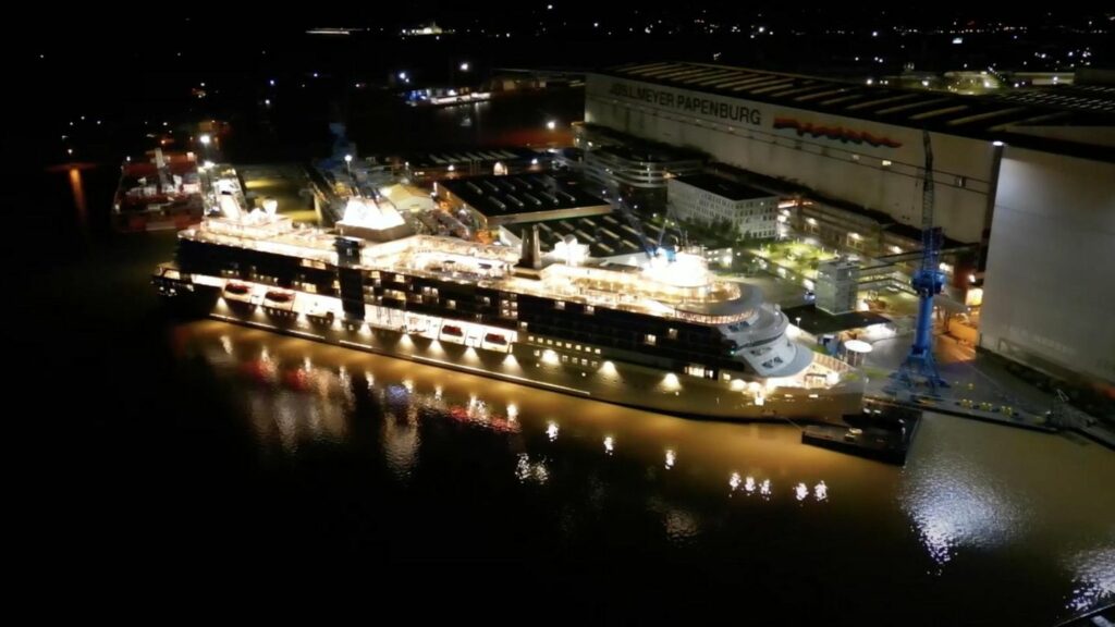 Neuer Luxusliner: Rückwärtsgang in XXL: Kreuzfahrtschiff "Silver Ray" zwängt sich durch die die Ems