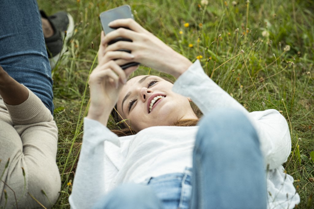 Nouvelle étude: Les jeunes Français passent dix fois plus de temps sur les écrans qu'à lire