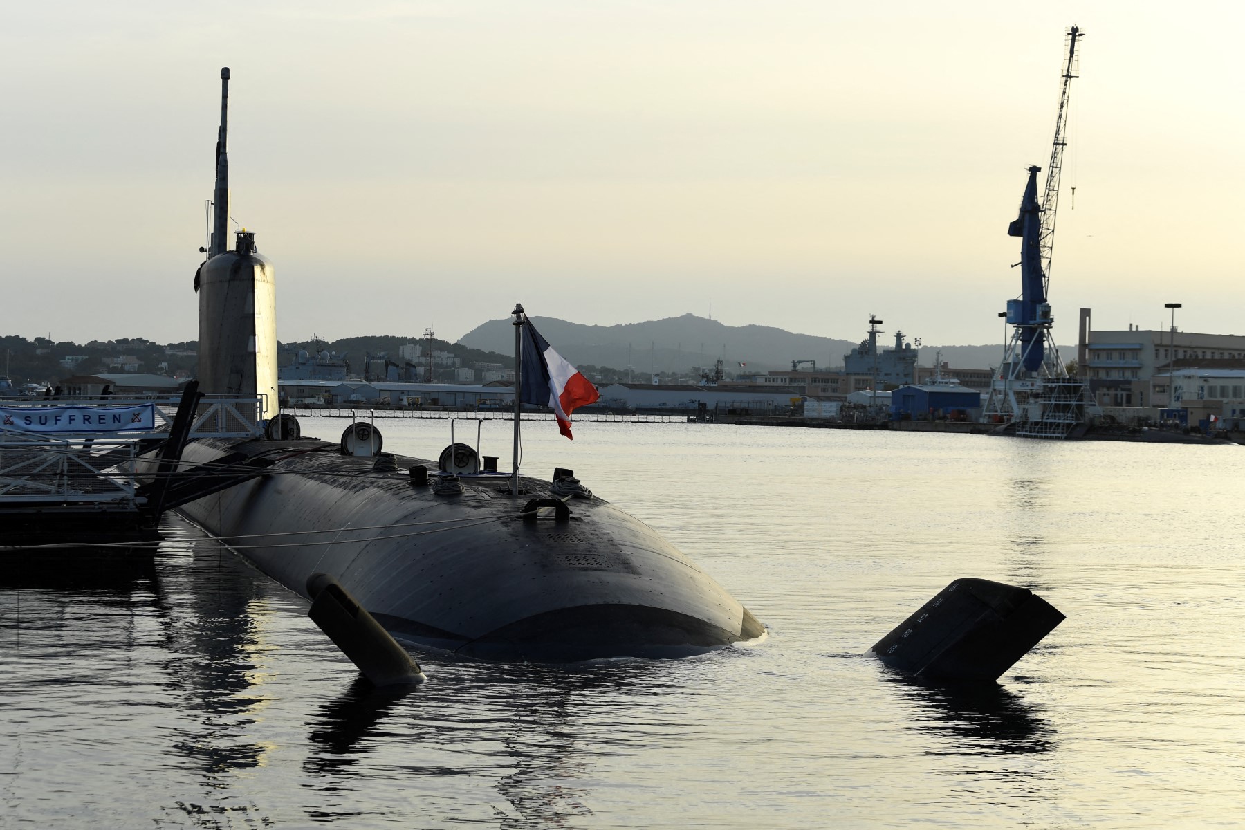 "On joue notre sécurité": Macron veut "ouvrir le débat" d'une défense européenne comprenant l'arme nucléaire